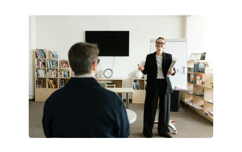 Business professional presenting dropshipping business strategies during a training session in a library-like setting.